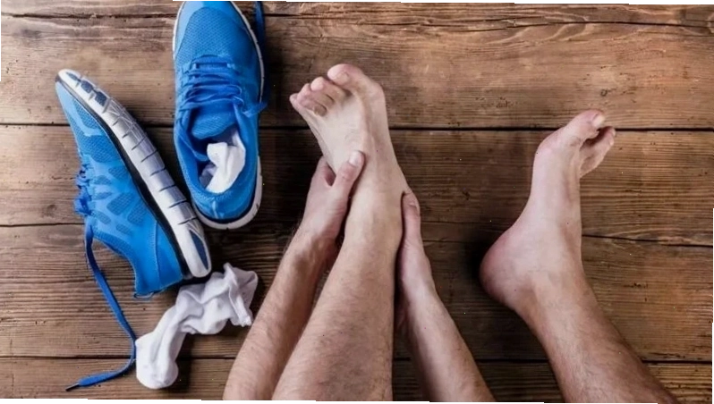 Đôi giày quá chật có thể khiến ngón chân cái bị tê buốt