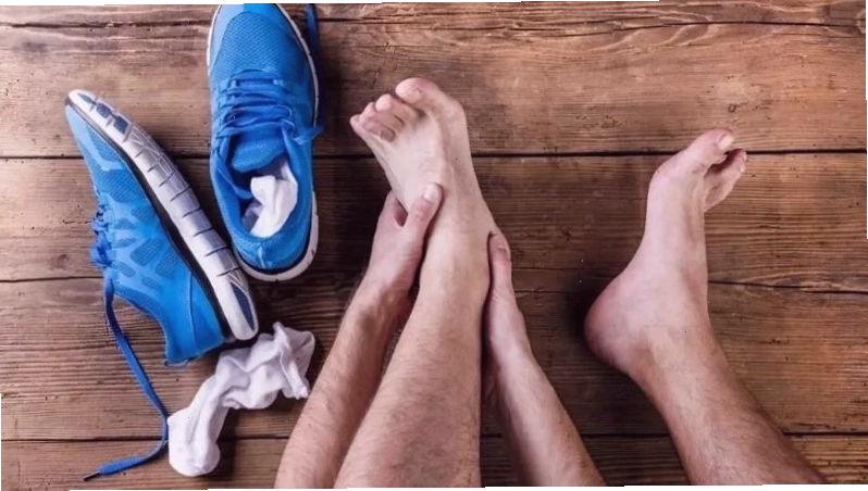 Đôi giày quá chật có thể khiến ngón chân cái của bạn bị tê buốt