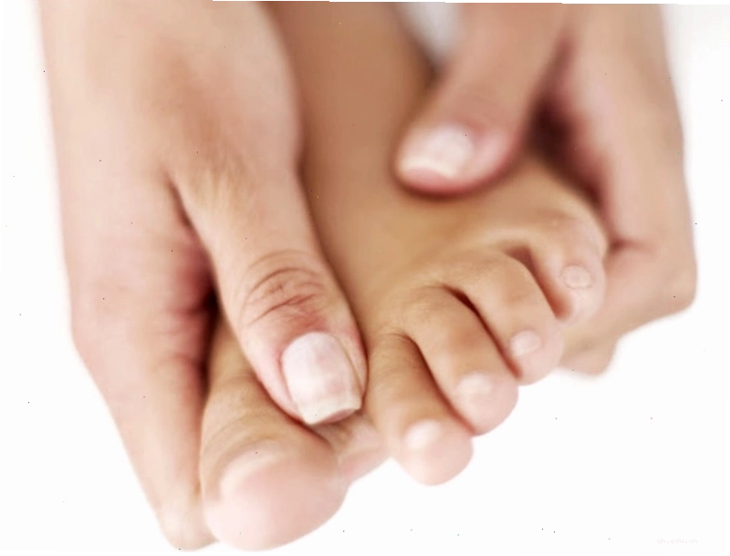 Đứng hoặc ngồi sai tư thế lâu ngày dễ dẫn đến tê ngón chân cái