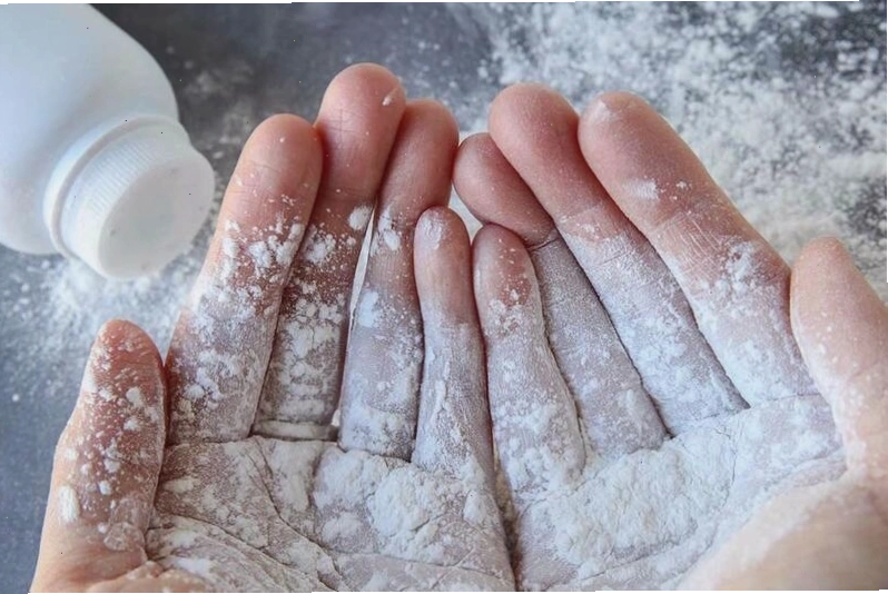 Dùng phấn rôm giảm mồ hôi