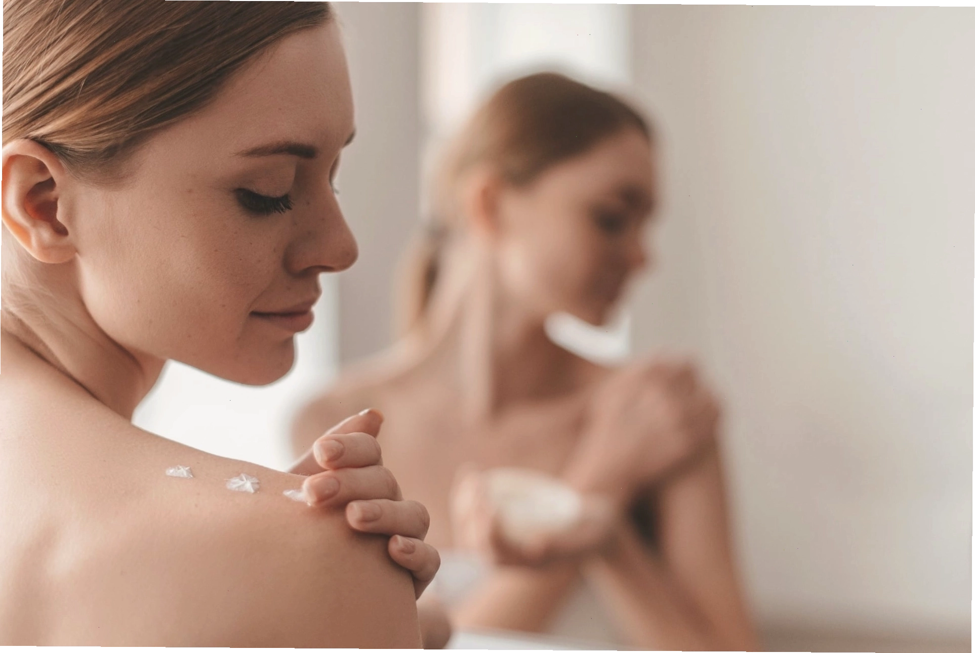 Dưỡng ẩm kết cấu dày gây bít tắc lỗ chân lông là nguyên nhân phổ biến