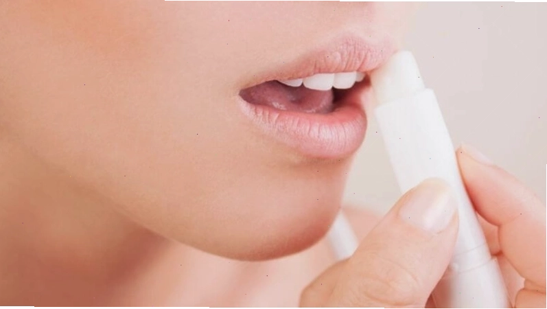 Dưỡng ẩm môi giúp phòng ngừa tình trạng nứt nẻ