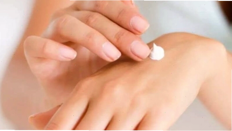 Dưỡng ẩm móng tay chân giúp ngăn ngừa gãy móng