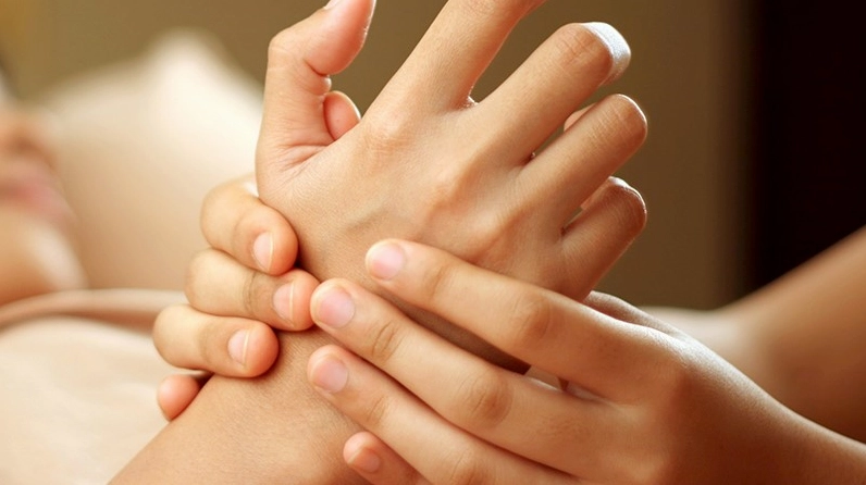 Giải đáp hiện tượng sáng ngủ dậy bị tê tay là bệnh gì