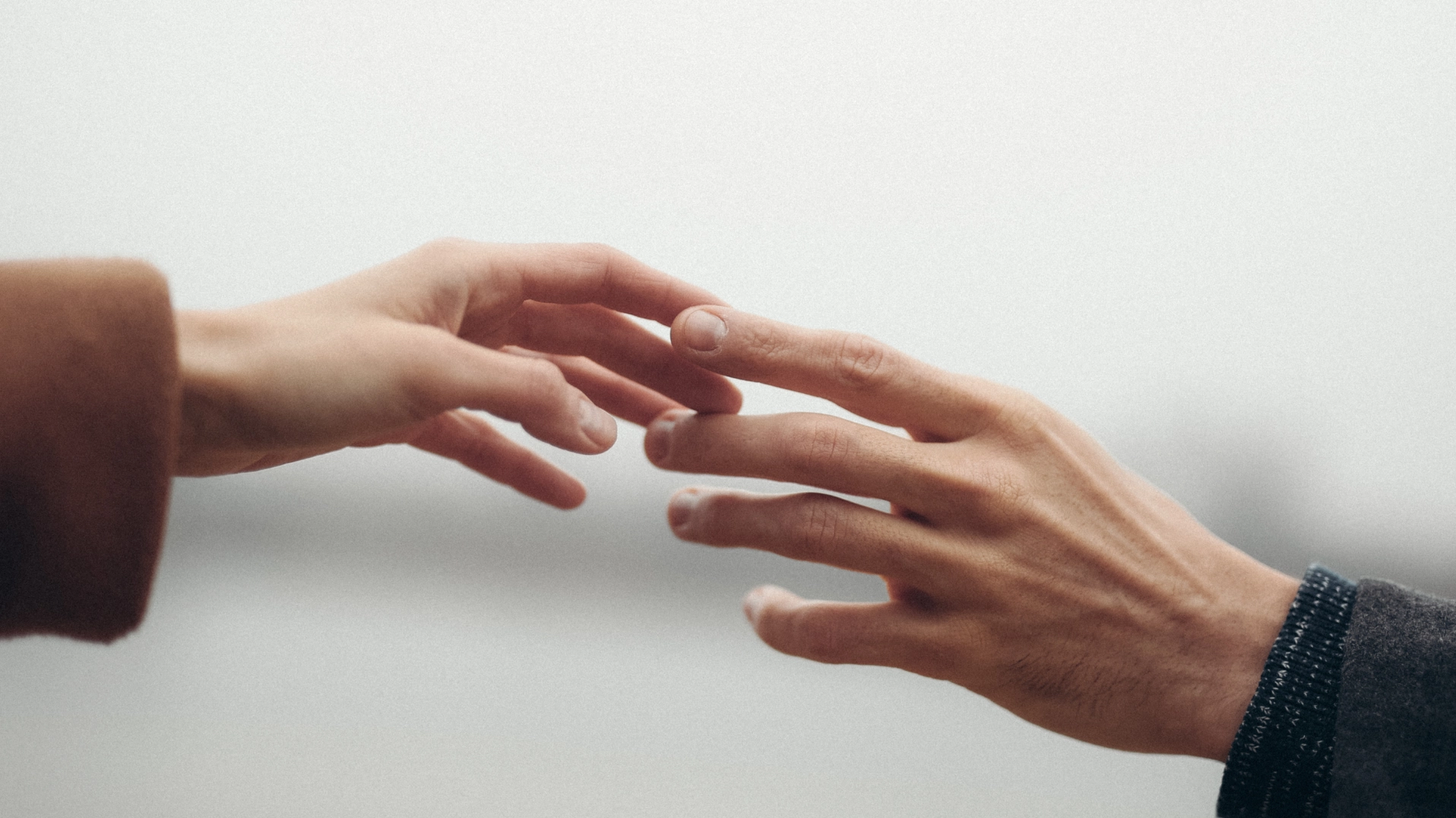 Giải đáp hiện tượng trong người có điện là bệnh gì cần lưu ý