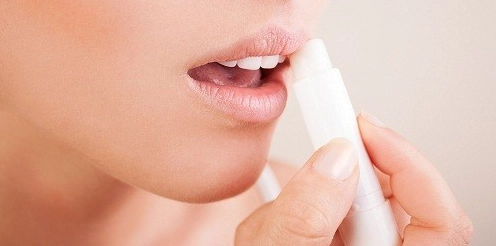 Giải đáp thắc mắc môi bị thâm đen là bệnh gì và cách xử lý