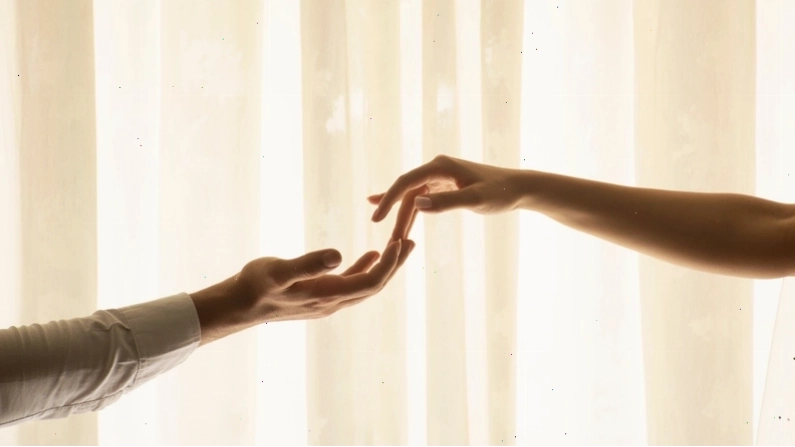 Giải thích hiện tượng 2 người chạm nhau bị điện giật