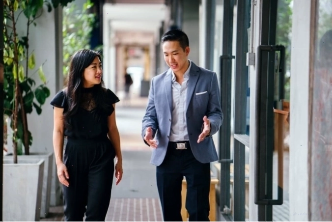 Giao lưu, trò chuyện trực tiếp với bạn bè, người thân là cách giúp tinh thần tốt lên