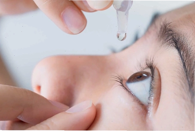 Giữ vệ sinh mắt sạch sẽ với nước muối sinh lý hàng ngày để phòng tránh đau mắt đỏ