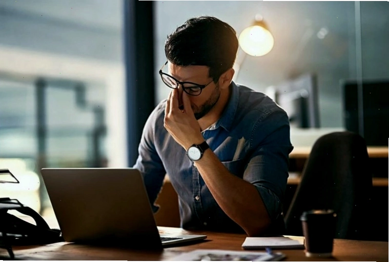 Hạn chế tối đa sử dụng các thiết bị điện tử khi bị đau mắt đỏ