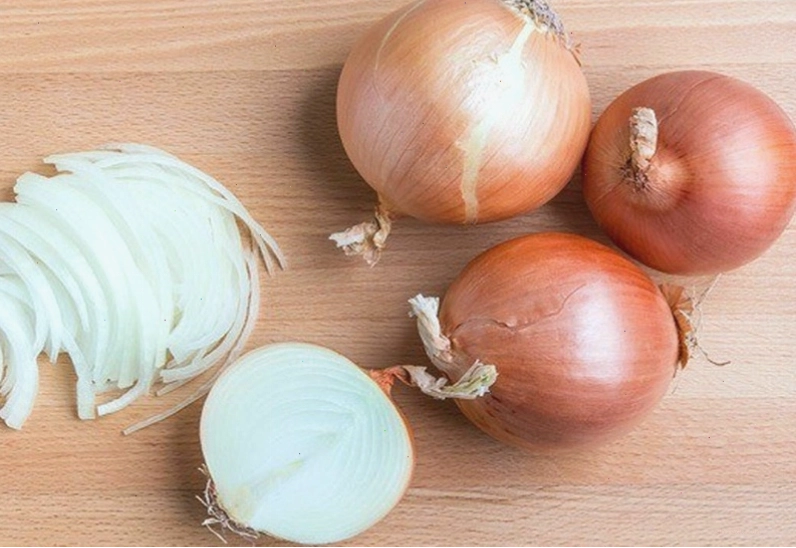 Hành tây được sử dụng trong các mẹo dân gian để làm mềm vết chai