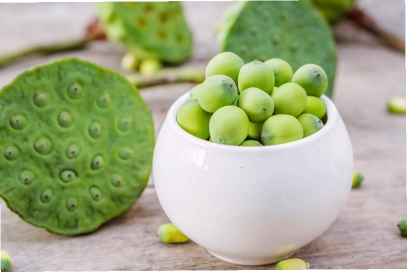 Hạt sen hỗ trợ trị mụn