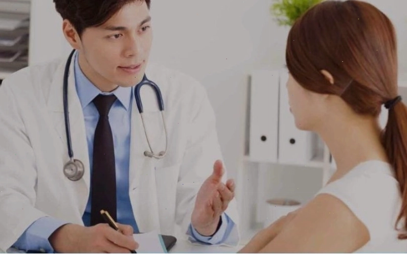 Hình ảnh bác sĩ đang thực hiện chẩn đoán lâm sàng
