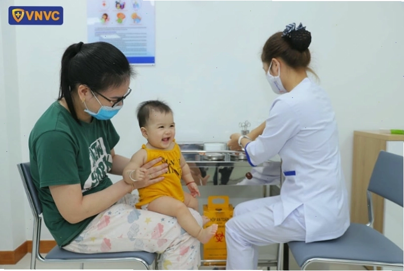 Hình ảnh bé trai đang được tiêm vắc xin phòng bệnh thủy đậu