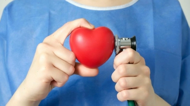 Hình ảnh bệnh nhân đang theo dõi triệu chứng tim đập mạnh