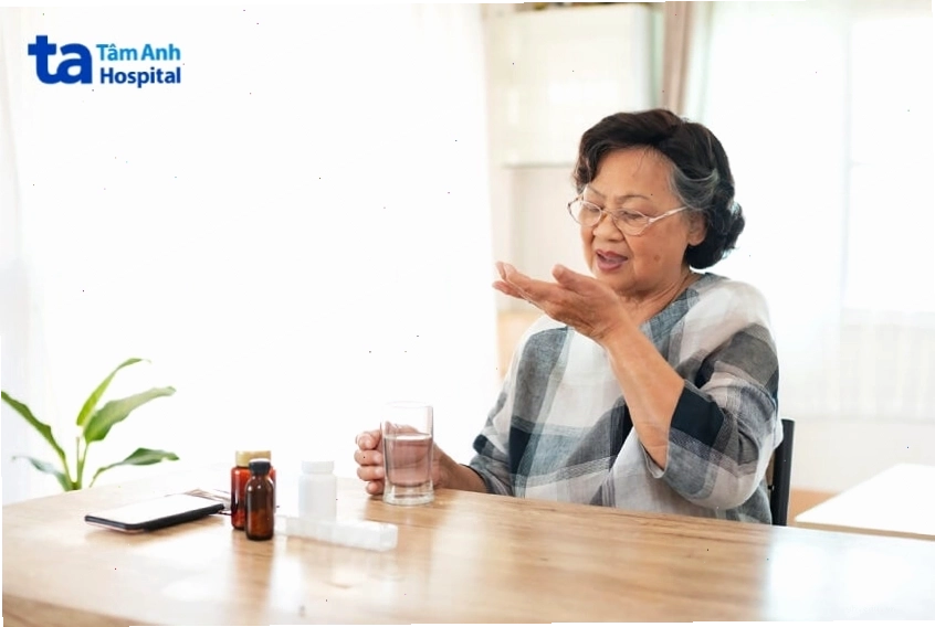 Hình ảnh bệnh nhân Parkinson uống thuốc điều trị