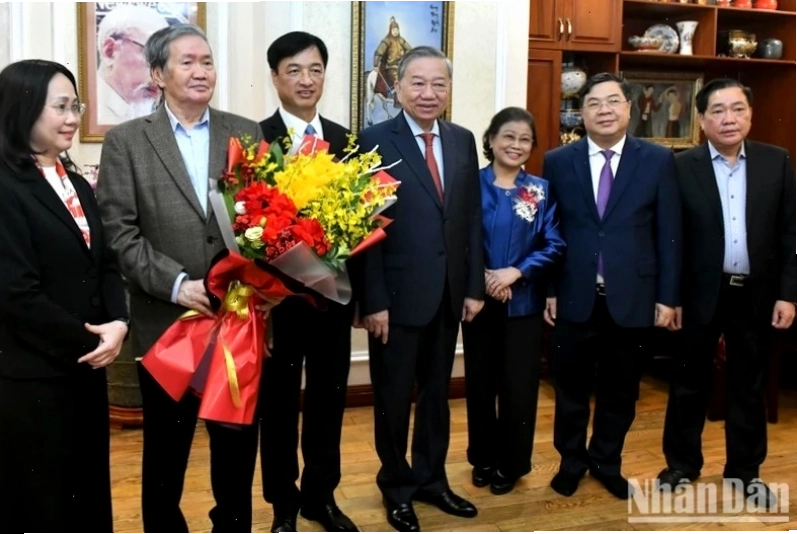 Hình ảnh đại biểu chúc mừng nguyên Thường trực Ban Bí thư