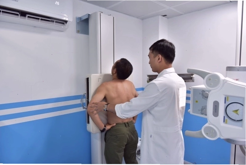 Hình ảnh điều chỉnh tư thế cho khách hàng chụp X-quang