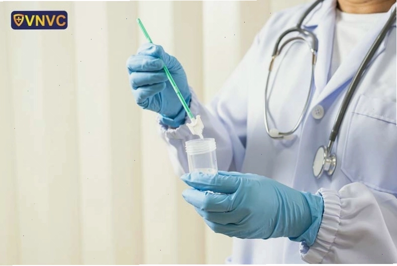 Hình ảnh kỹ thuật viên đang thực hiện xét nghiệm PAP