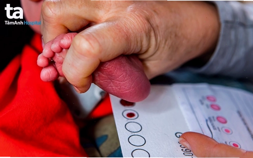Hình ảnh minh họa lấy máu gót chân là gì cho trẻ sơ sinh