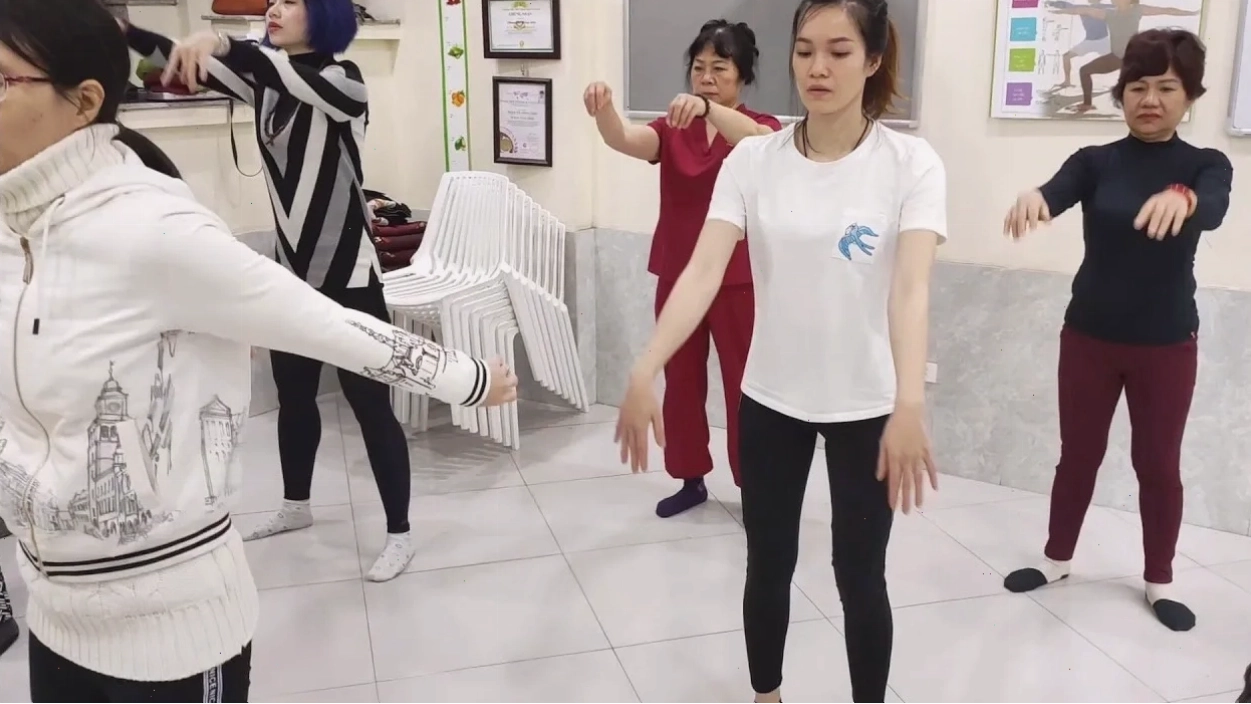 Hình ảnh minh họa người tập luyện khí công ngoài trời