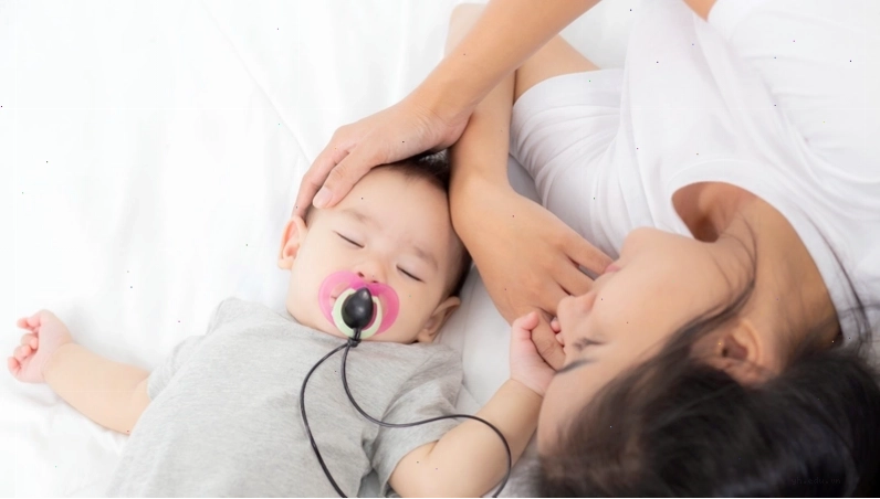 Hình ảnh minh họa trẻ nhỏ được chăm sóc đúng cách