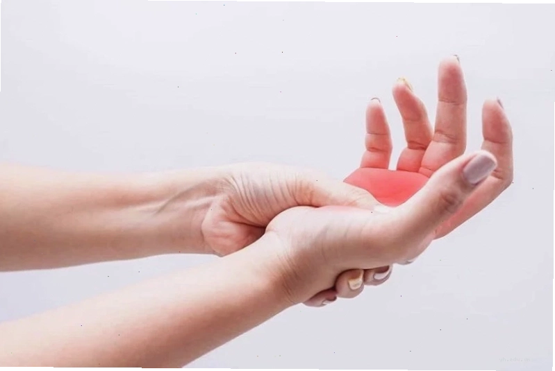 Hình ảnh minh họa triệu chứng tê bì môi thường đi kèm với cảm giác tê ở tay và chân