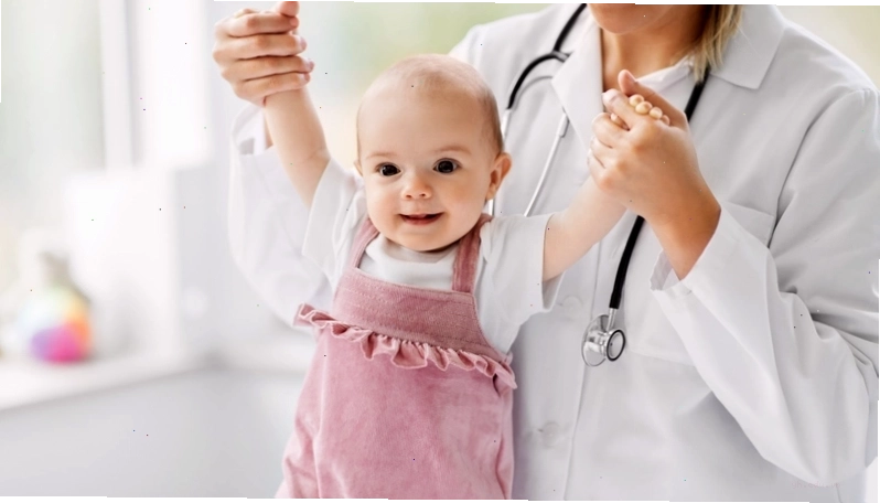 Hình ảnh minh họa về sự quan tâm của phụ huynh đối với sức khỏe của trẻ nhỏ
