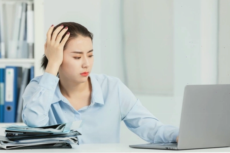 Hình ảnh minh họa về tâm lý trì hoãn khiến con người cảm thấy bế tắc trong công việc
