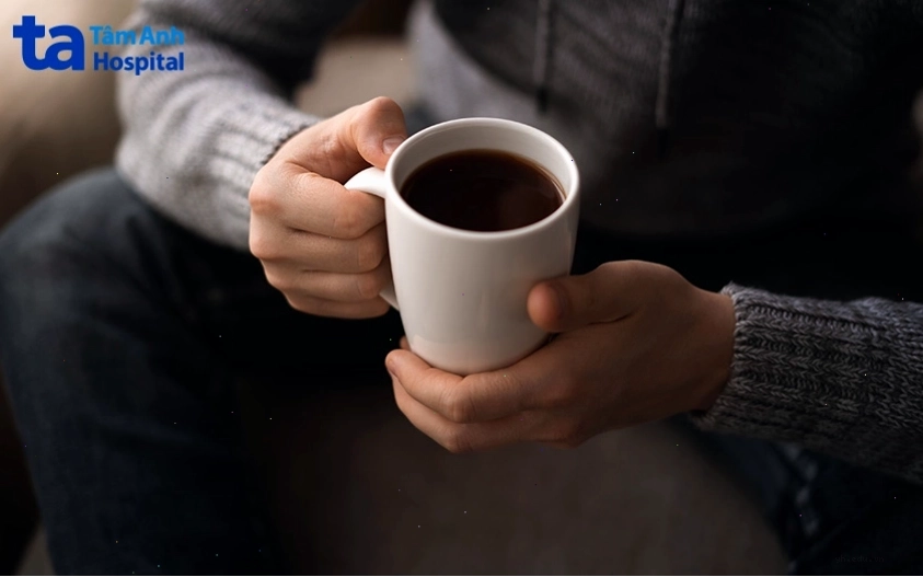 Hình ảnh minh họa việc lạm dụng caffeine gây ảnh hưởng trực tiếp đến nhịp tim