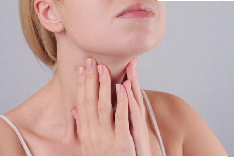 Hình ảnh mô tả bệnh nhân suy giáp thường có triệu chứng sợ lạnh và ớn lạnh