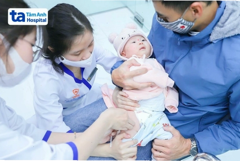 Hình ảnh mô tả các cột mốc tiêm chủng quan trọng cho trẻ nhỏ
