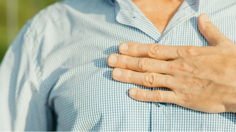 Hình ảnh mô tả cảm giác đau tức ngực giữa
