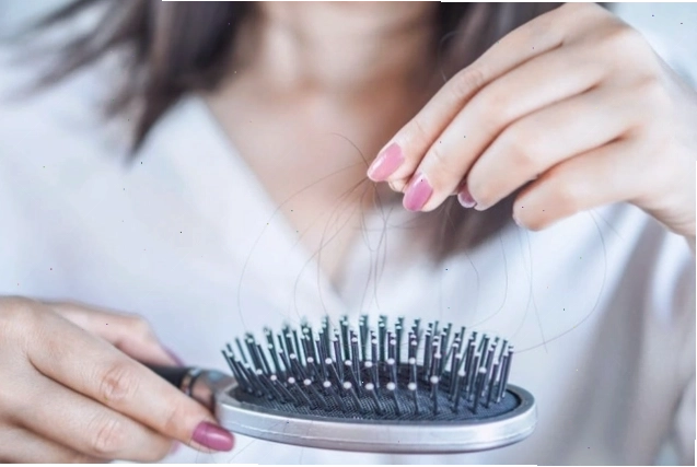Hình ảnh móng tay yếu và tóc mỏng do thiếu protein