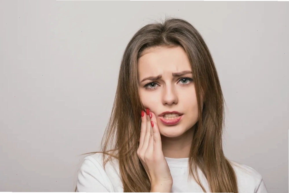 Hình ảnh vết loét miệng kéo dài cần được thăm khám