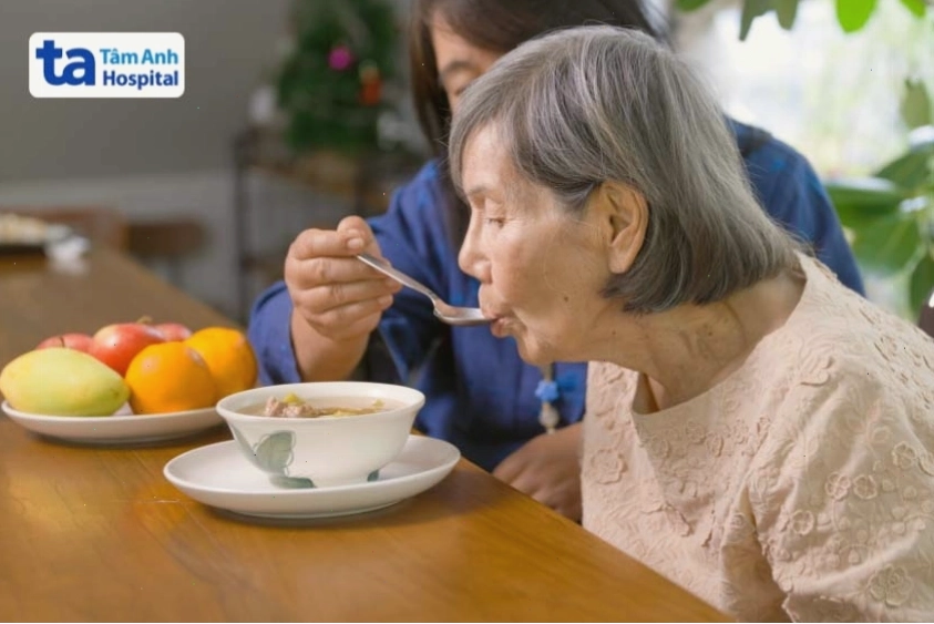 Hỗ trợ người cao tuổi bị sa sút trí tuệ trong ăn uống