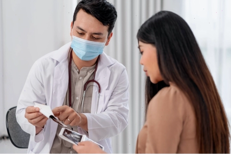 Infographic minh họa các triệu chứng của vi khuẩn Listeria monocytogenes