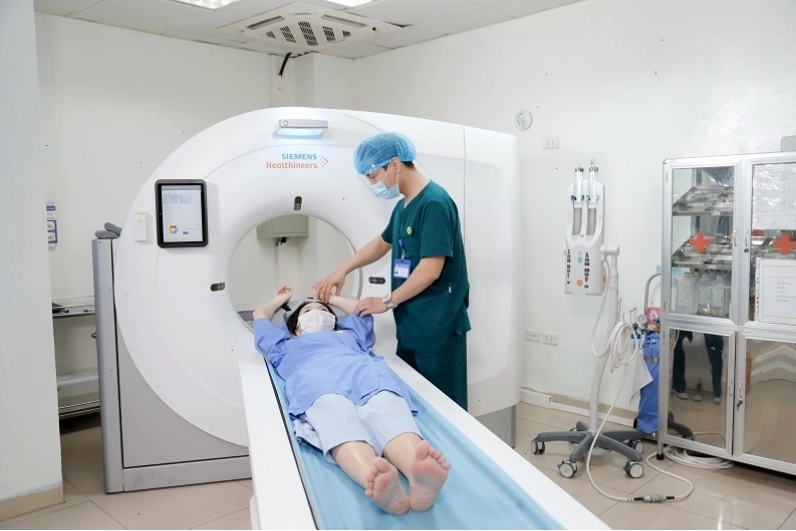 Khách hàng chụp CT phổi kiểm tra sức khỏe hậu Covid 19 tại cơ sở y tế