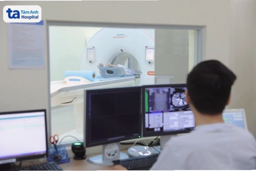 Khách hàng thực hiện chụp CT bằng máy móc công nghệ cao để chẩn đoán hình ảnh chính xác