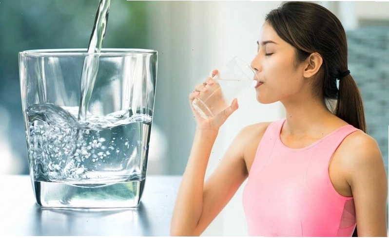 Khô miệng do cơ thể mất nước cần được bù nước sớm