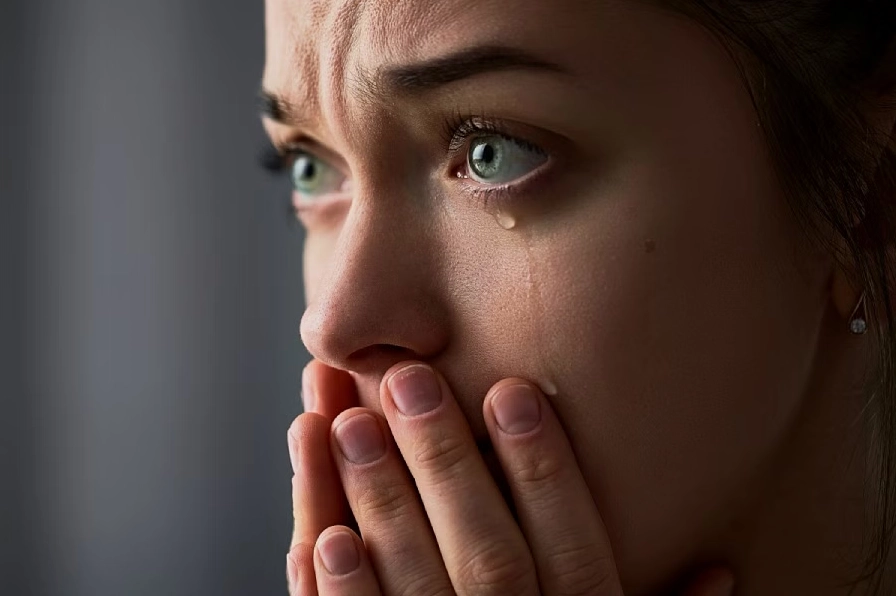 Khóc nhiều là bệnh gì và những dấu hiệu tâm lý cần lưu ý ngay
