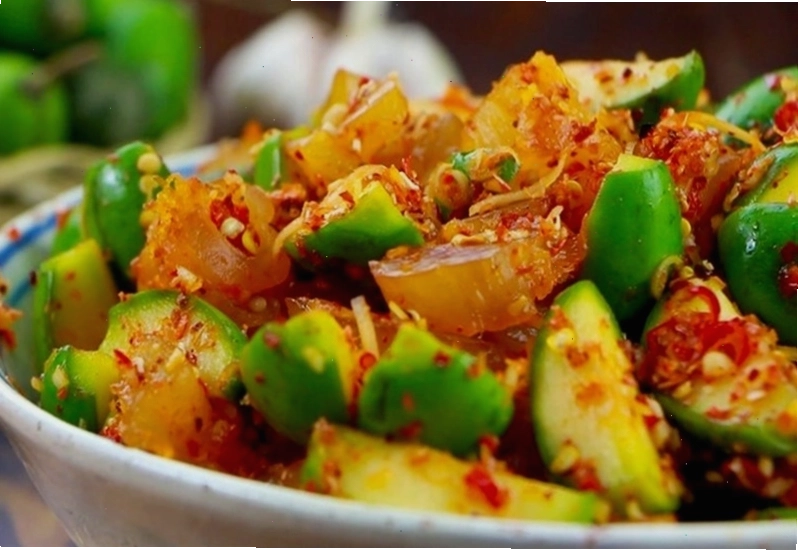 Không nên ăn những món ăn quá chua hoặc ăn quá no trước khi ngủ