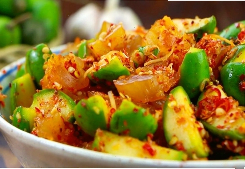 Không nên ăn những món ăn quá chua hoặc ăn quá no trước khi ngủ