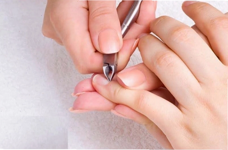 Không nên để móng tay quá dài