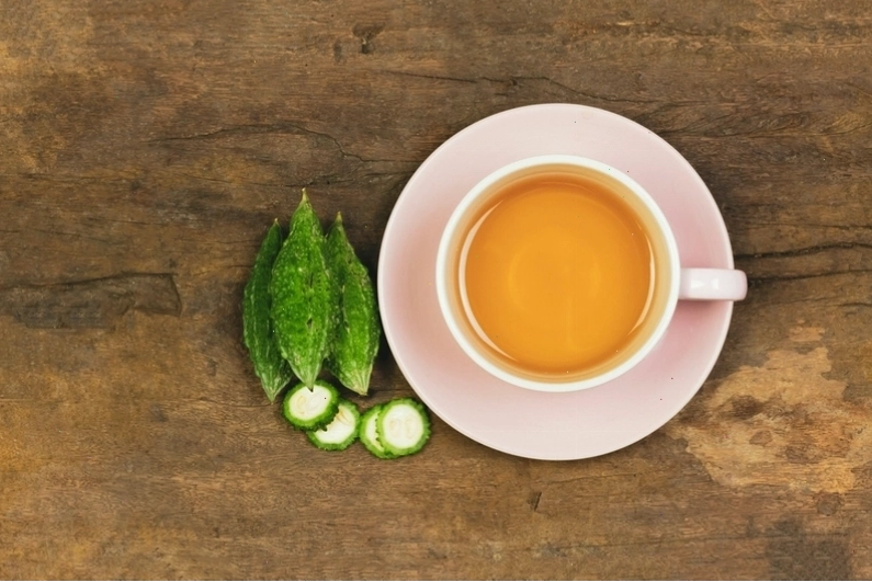Lá và quả khổ qua rừng tươi xanh