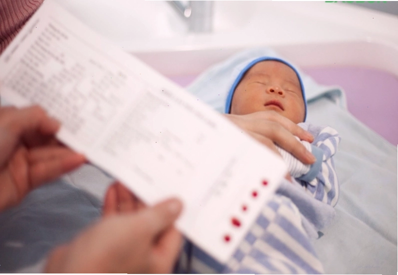 Lấy mẫu máu gót chân được thực hiện an toàn và không gây nguy hiểm cho trẻ