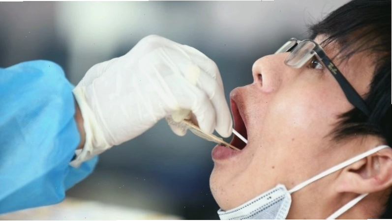 Lấy mẫu xét nghiệm chẩn đoán bại liệt