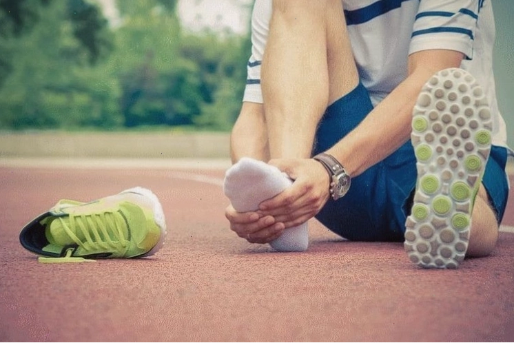 Mang giày dép chật là một trong các yếu tố thuận lợi gây nấm da chân