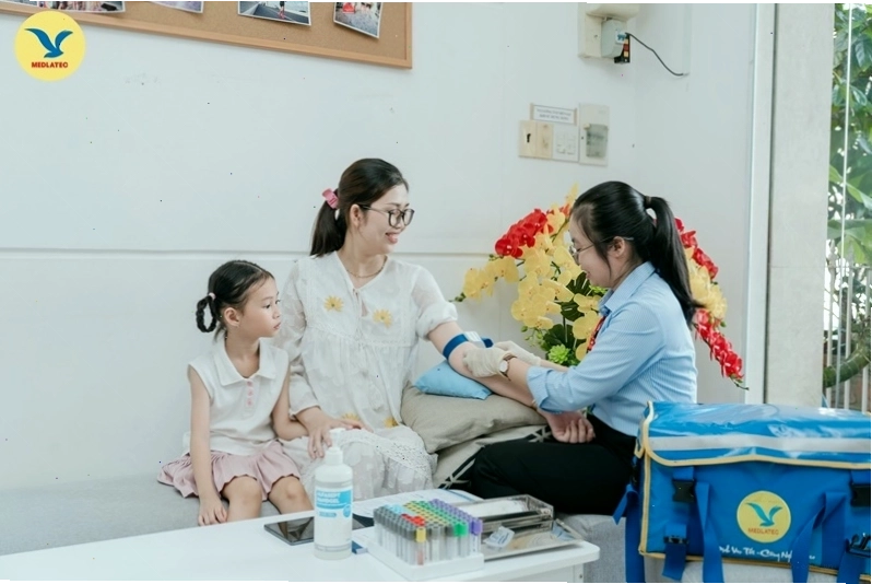 Mẹ bầu có thể đặt lịch lấy mẫu xét nghiệm tại nhà để tiết kiệm thời gian