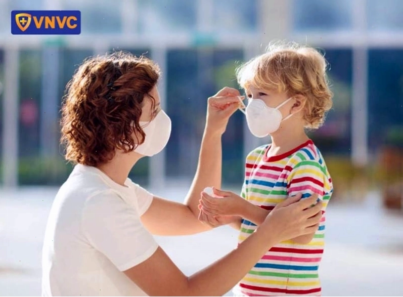 Mẹ và bé mang khẩu trang khi ra đường